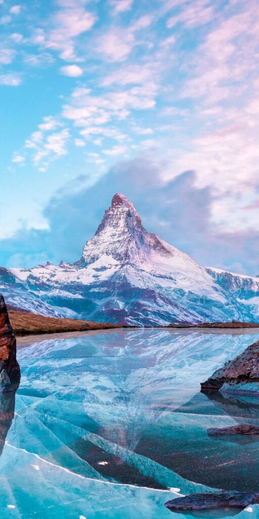 Cenário alpino encantador: Montanhas com neve em resolução 4K para celular