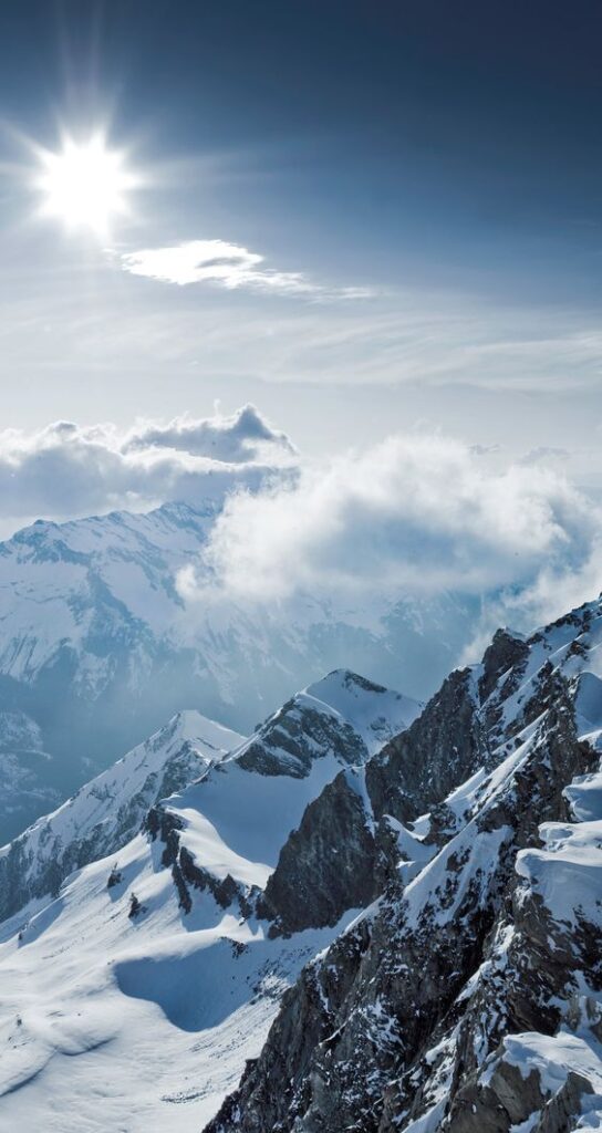 O abraço do inverno: Wallpaper de montanha com neve em detalhes impressionantes para celular