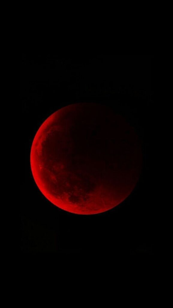 linda lua vermelha em um fundo preto para fundo de celular