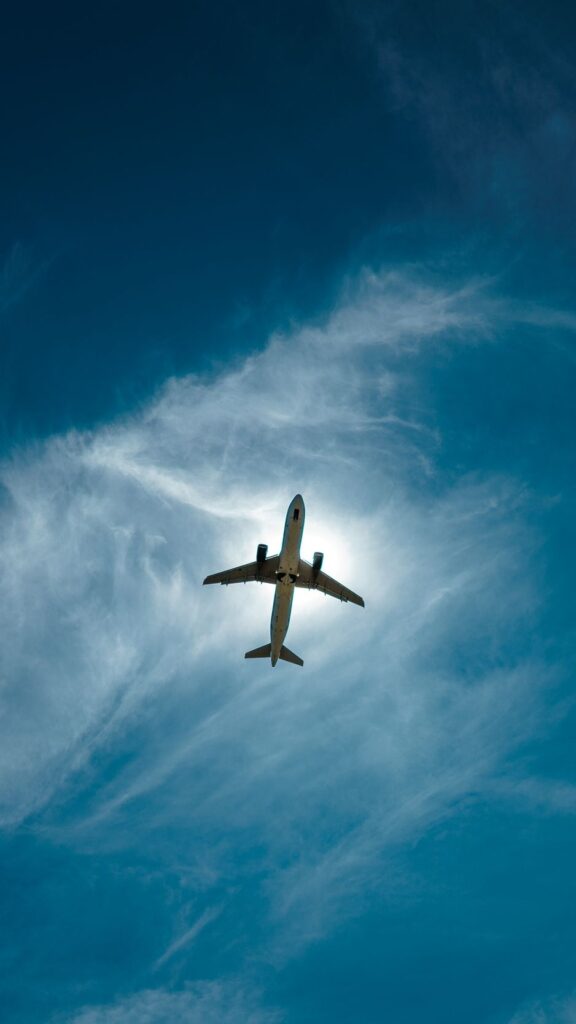 um papel de parede para celular de um avião em um lindo céu azul