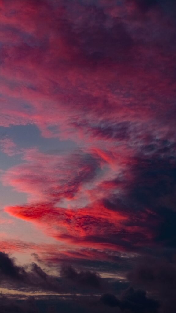 nuvens rosas nesse céu para wallpaer de celular