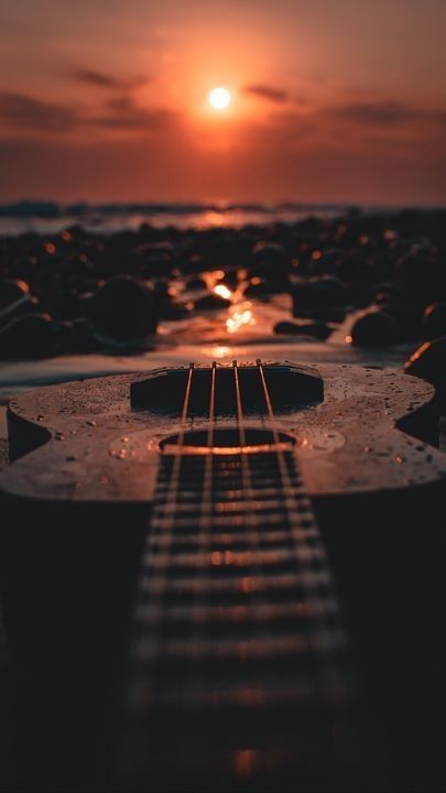 violão e por do sol nesse lindo wallpaper de celular