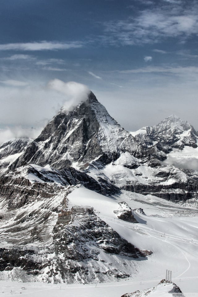 A serenidade do inverno: Montanhas com neve que inspiram tranquilidade nesse papel de parede para celular