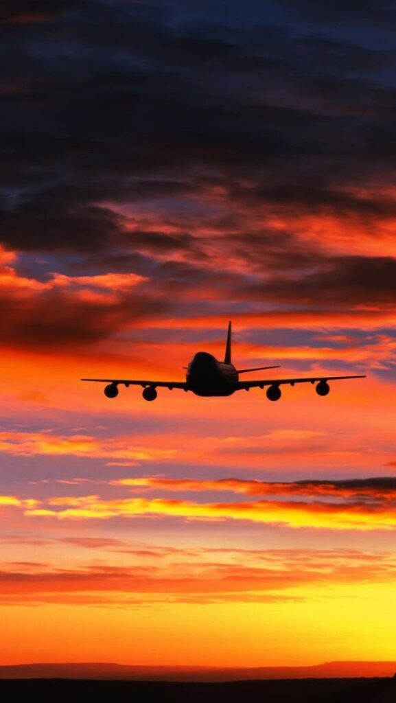 papel de parede para celular de avião em um céu laranja no fim de tarde