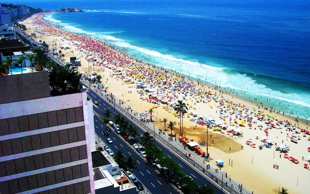 lindo mar azul de copacabana no rio de janeiro nesse wallpaper para pc