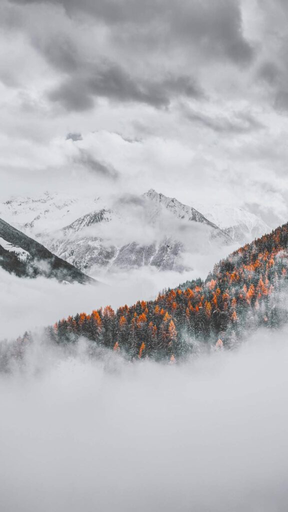 Montanhas vestidas de branco: Uma visão invernal em alta definição nesse wallpaper para celular