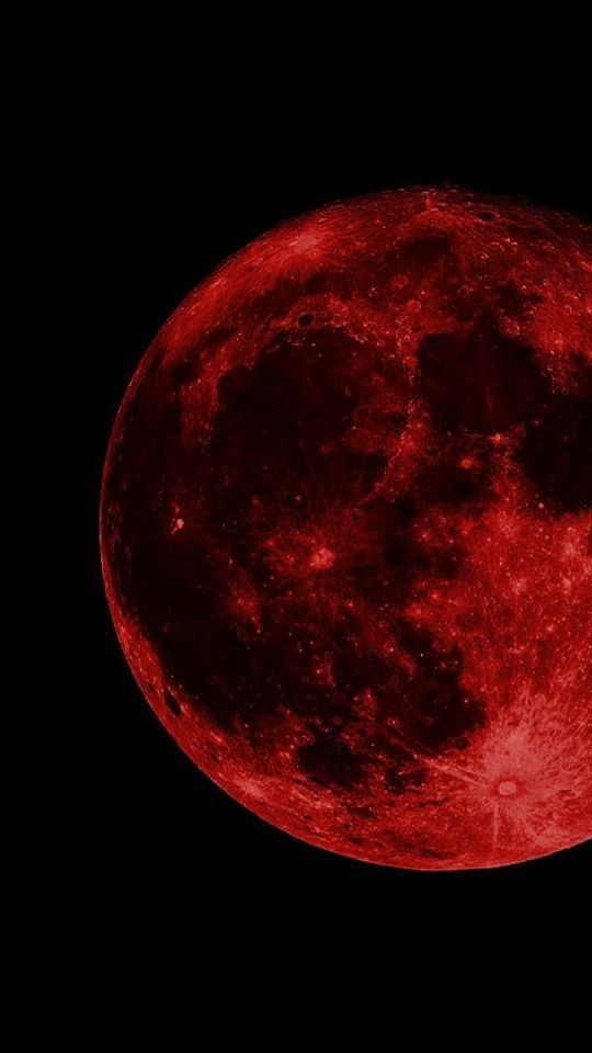 grande e brilhante lua vermelha em um fundo preto para wallpaper de celular