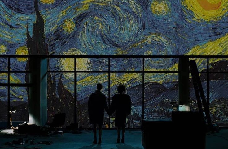 Dois homem observando a Noite Estrelada de Van Gogh nesse Wallpaper para pc