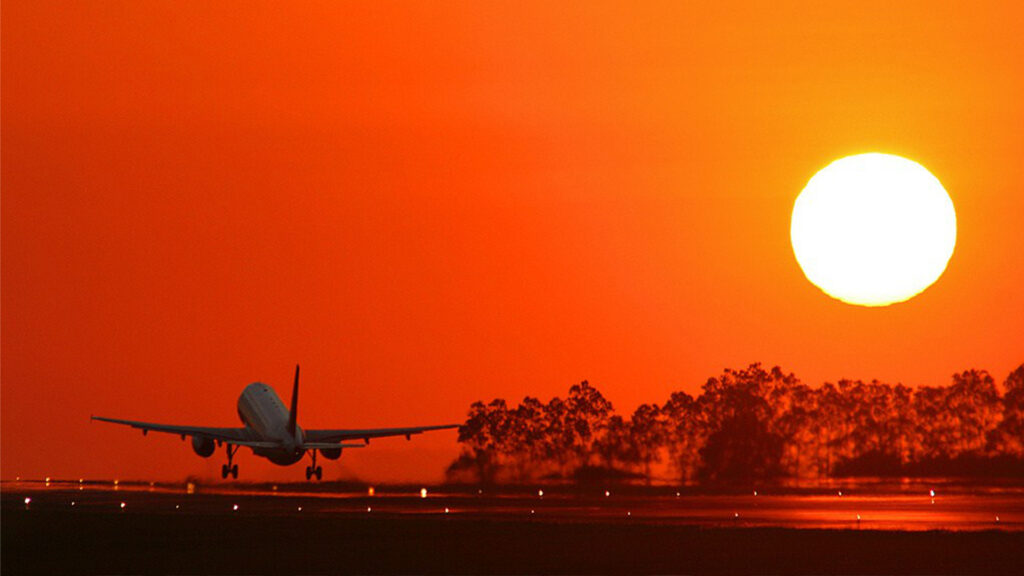 papel de parede para pc de avião e m lindo por do sol alaranjado 