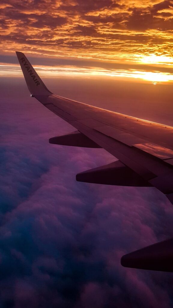 papel de parede para celular que registra asa de um avião e um lindo céu