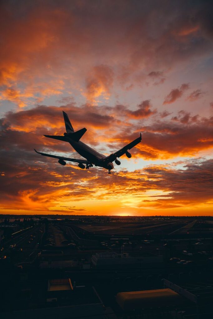 lindo wallpaper para celular de avião com um lindo por de sol