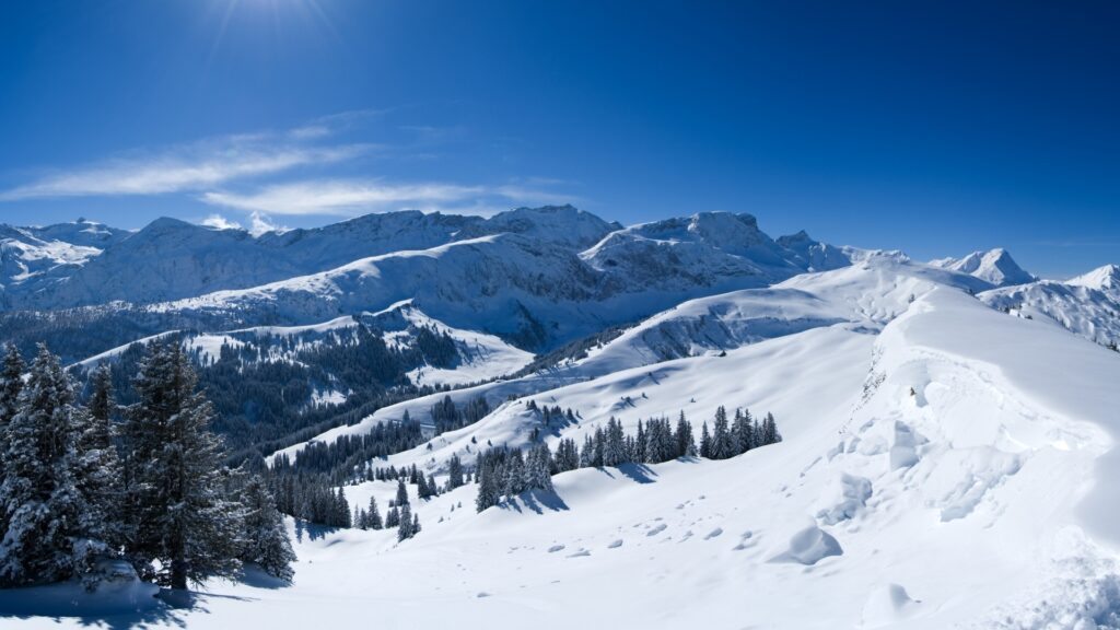 Montanhas cobertas de neve: Uma visão hipnotizante em alta resolução wallpaper para pc