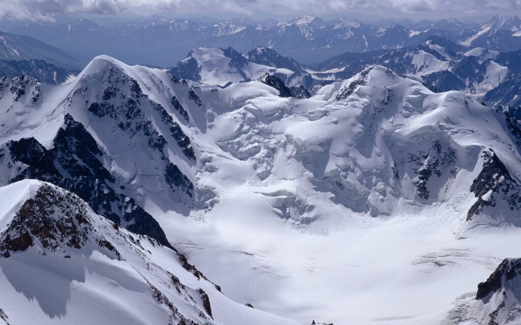 Neve eterna: A beleza imaculada das montanhas cobertas de branco nesse wallpaper para pc