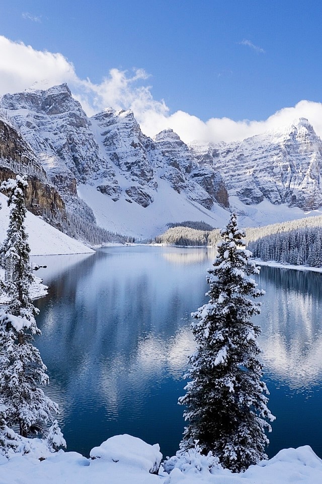 papel de parede para celular com uma paisagem linda de montanhas com neve 