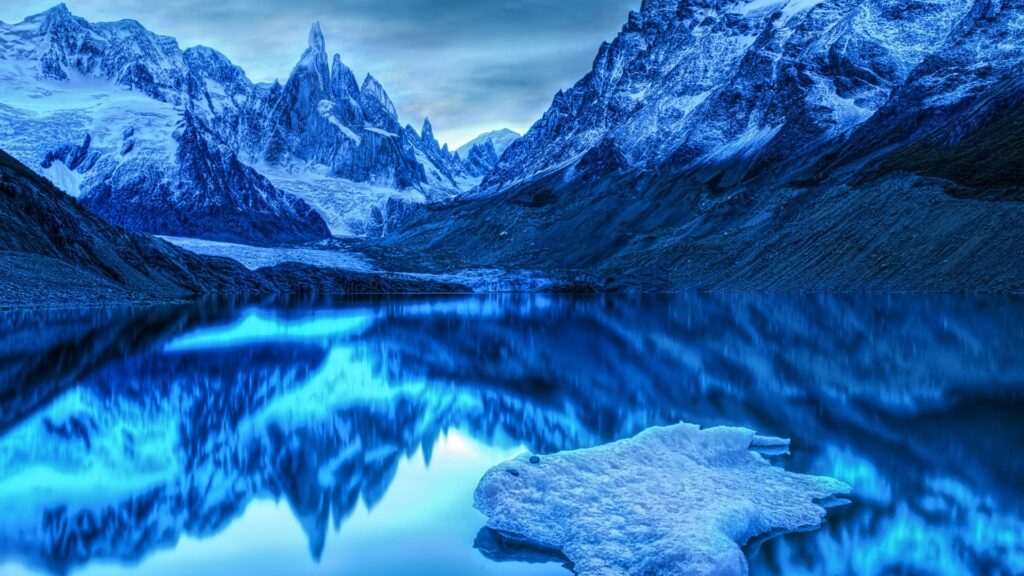 wallpaper para pc com montanhas cheias de neve refletindo no lago