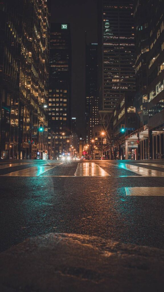 as ruas da cidade a noite se iluminam nesse wallpaper para celular