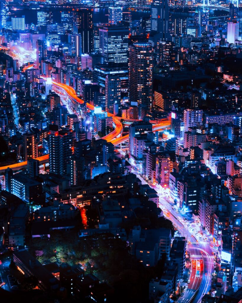 wallpaper para celular que transmite um espetáculo de cores de uma cidade a noite