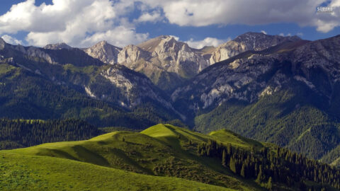 Explore picos e vales com esse wallpaper para pc de montanhas