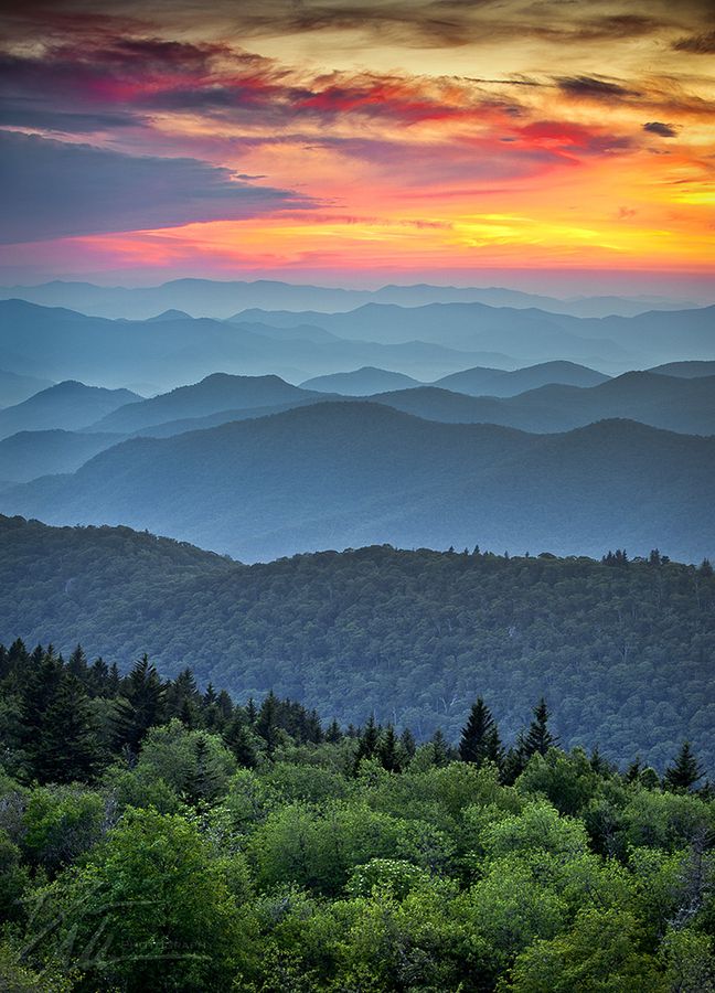 wallpaper par celular de montanhas ao amanhecer: O esplendor da luz nas alturas