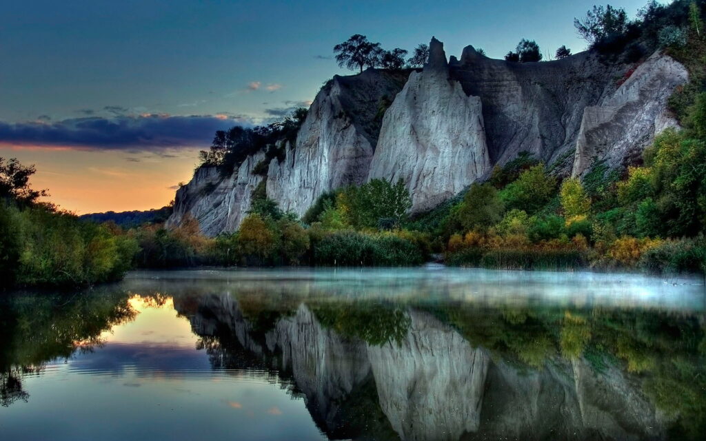 lindas montanhas refletindo na água para wallpaper de pc