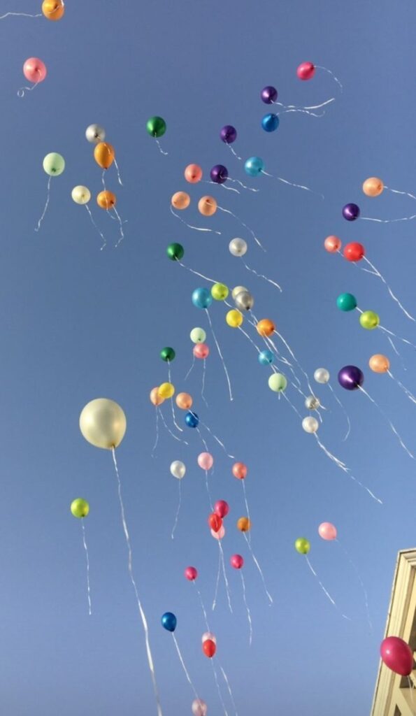 balões voando no céu para wallpaper de celular 