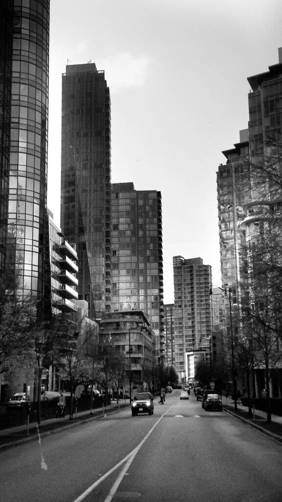 grandes prédios na cidade em preto e branco para papel de parede de celular