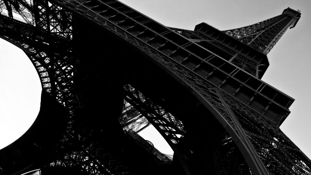 papel de parede da torre Eiffel em preto e branco para pc 