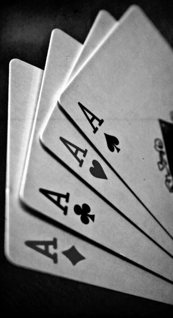 fundo de tela preto e branco com cartas de baralho para celular