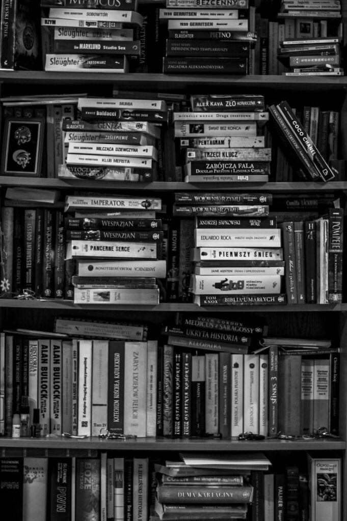 linda estante de livros em preto e branco para wallpaper de celular