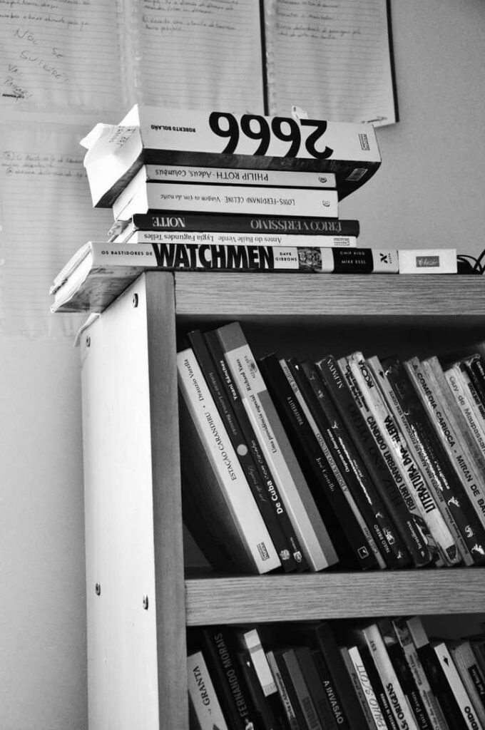 fundo de tela para celular em preto e branco de diversos livros