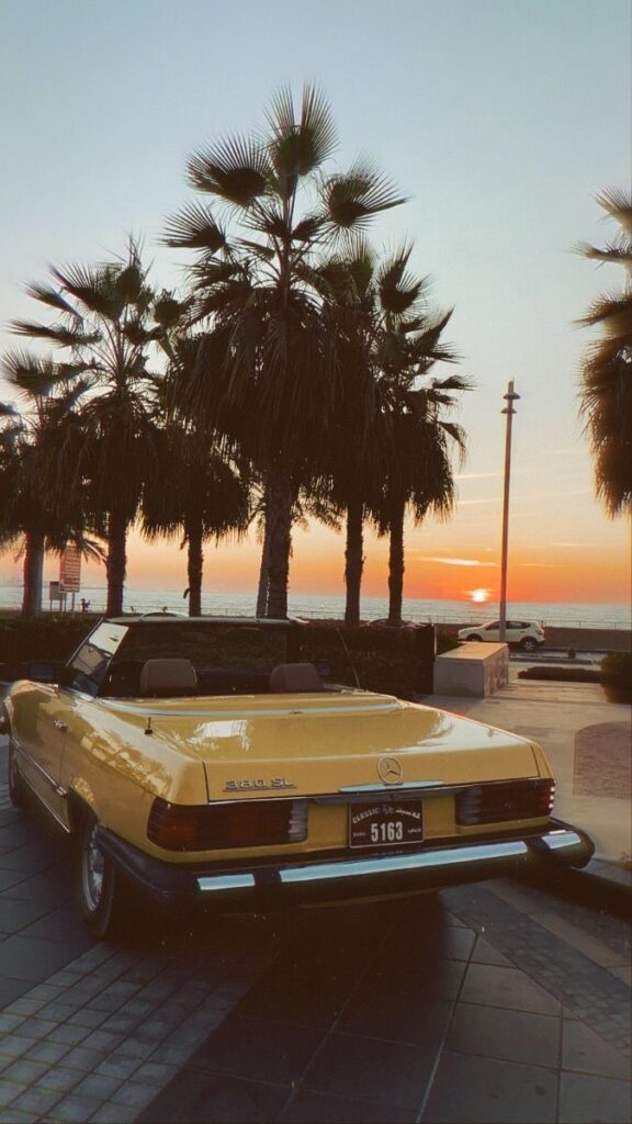 encantadora imagem de carro antigo amarelo para fundo de tela de celular