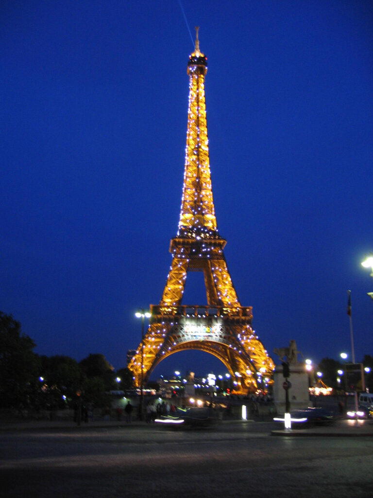 fundo de tela de paris com a torre eiffel destacada por um incrível céu azul