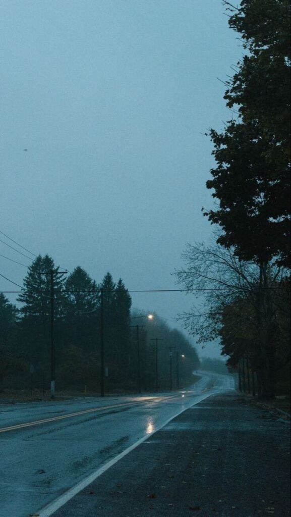 tela de fundo para celular de chuva na estrada 