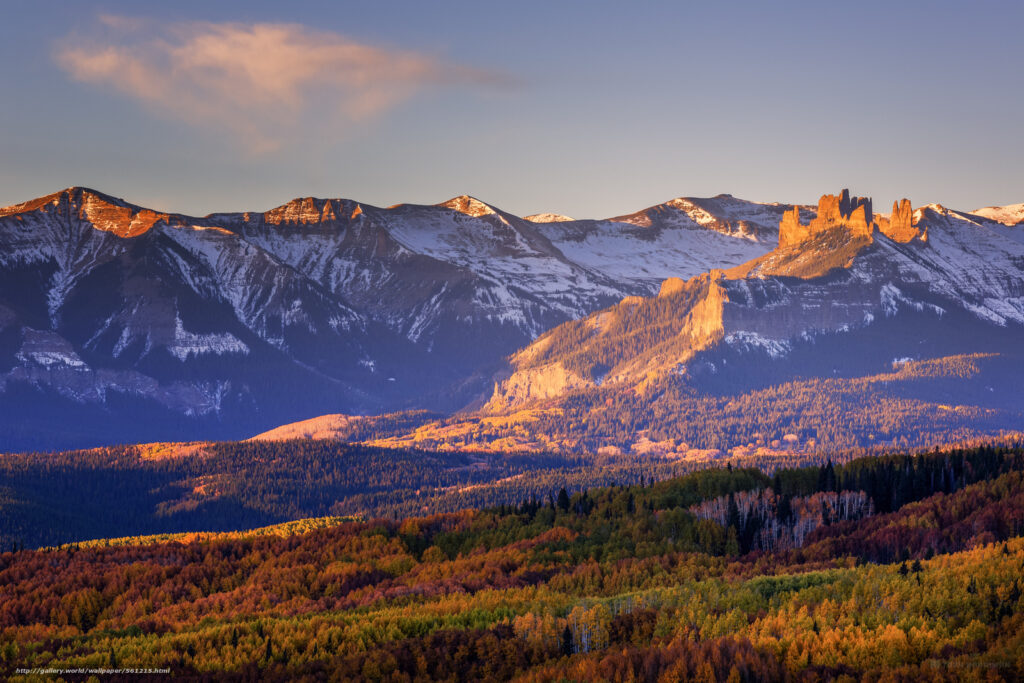 o por do sol pinta essas montanhas com lindas cores nesse wallpaper para pc