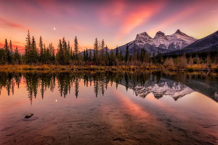 fundo de tela para pc de por do sol encantador sobre a montanhas e lago