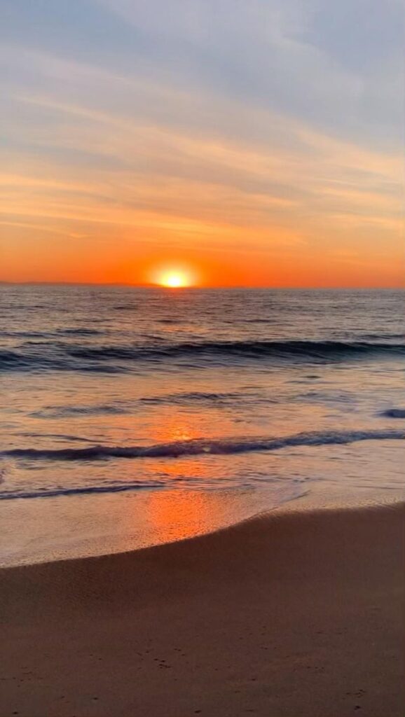 papel de parede ara celular onde o sol se põe no mar da praia