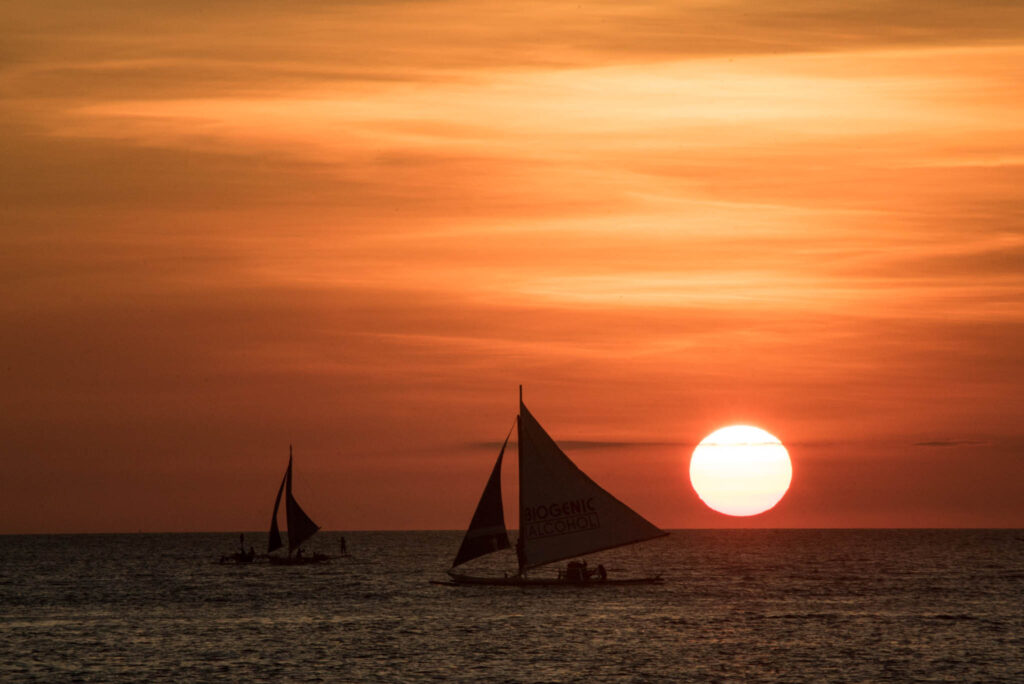 por do sol encantador na praia nesse wallpaper para pc