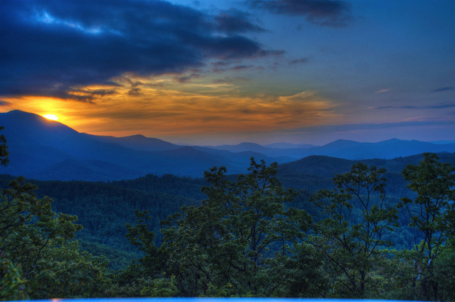 papel de parede para pc de por do sol colorindo o céu acima das montanhas