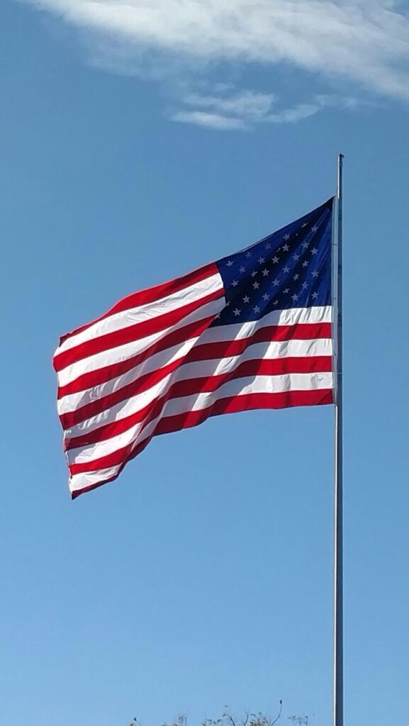 céu azul e a bandeira dos estados unidos para wallpaper de celular