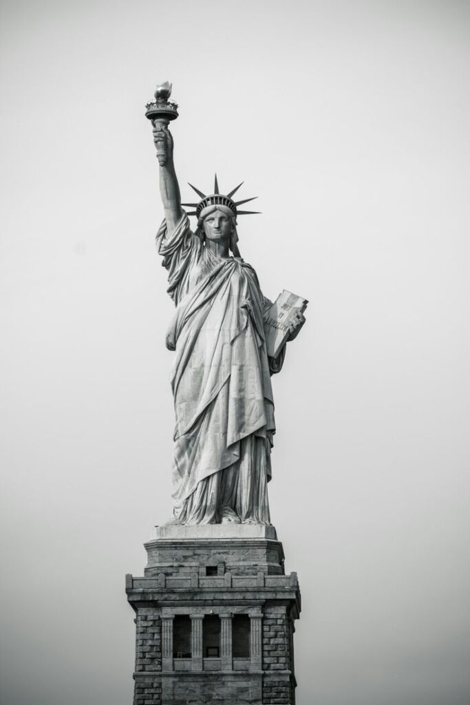 wallpaper em preto e branco da estatua da liberdade para celular