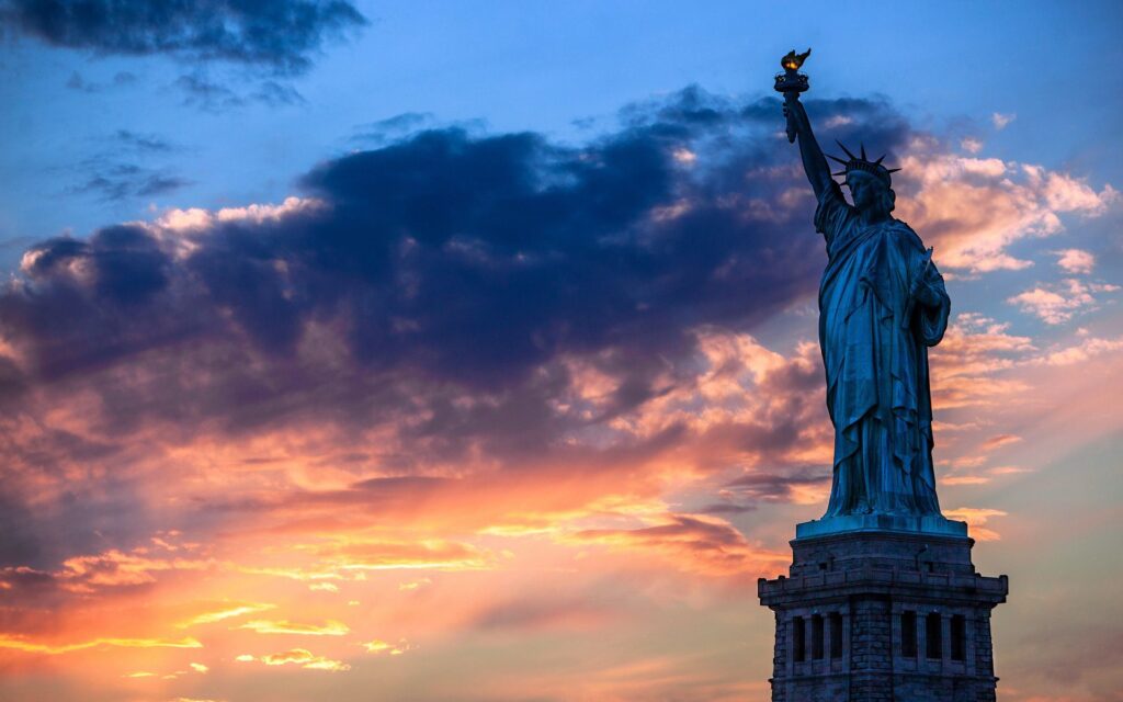 lindo céu com a estatua da liberdade para wallpaper de pc