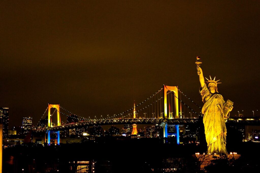 fundo de tela de noite da estatua da liberdade para pc